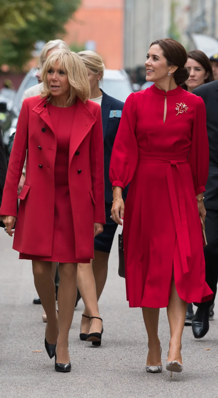 Brigitte Macron Outfits Bilder Trenchcoat mit Kleid kombinieren
