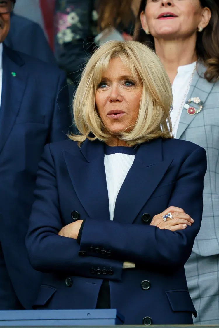 Brigitte Macron Outfits Bilder blauer Blazer kombinieren