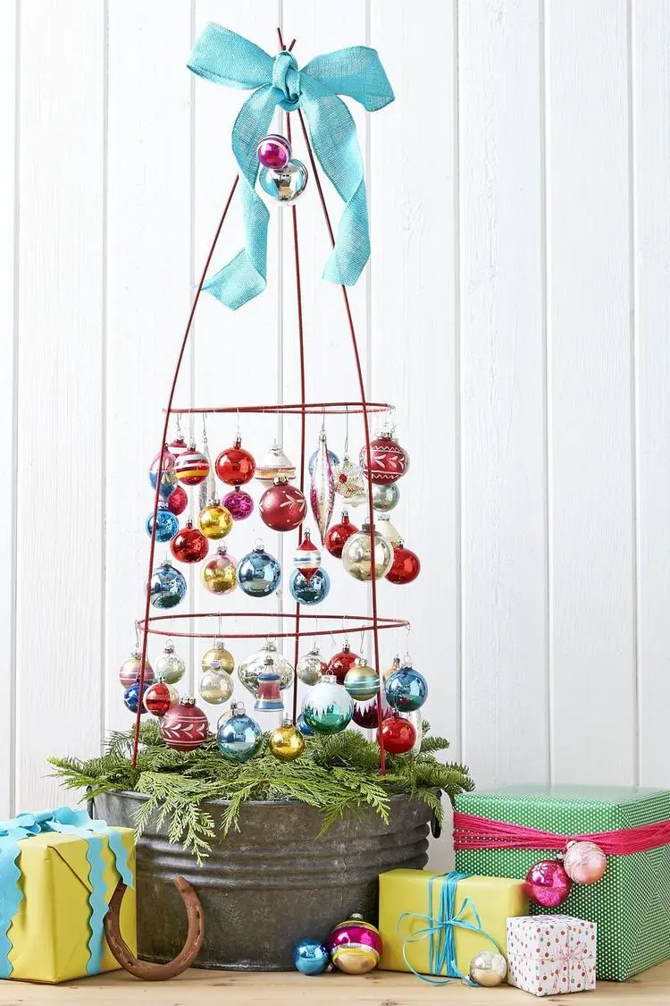 Bunt geschmückter Weihnachtsbaum aus Tomaten-Rankturm originelle DIY Idee