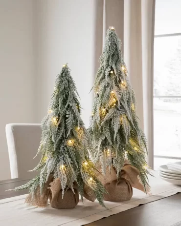 Christbaum aus Tannenzweigen basteln mit Kunstschnee dekorieren