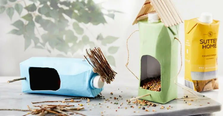 Coole Ideen für ein Futterhaus aus Tetrapack in bunten Farben und Designs