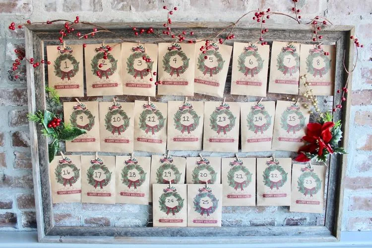DIY Adventskalender auf Holzrahmen mit Maschendraht verkleidet