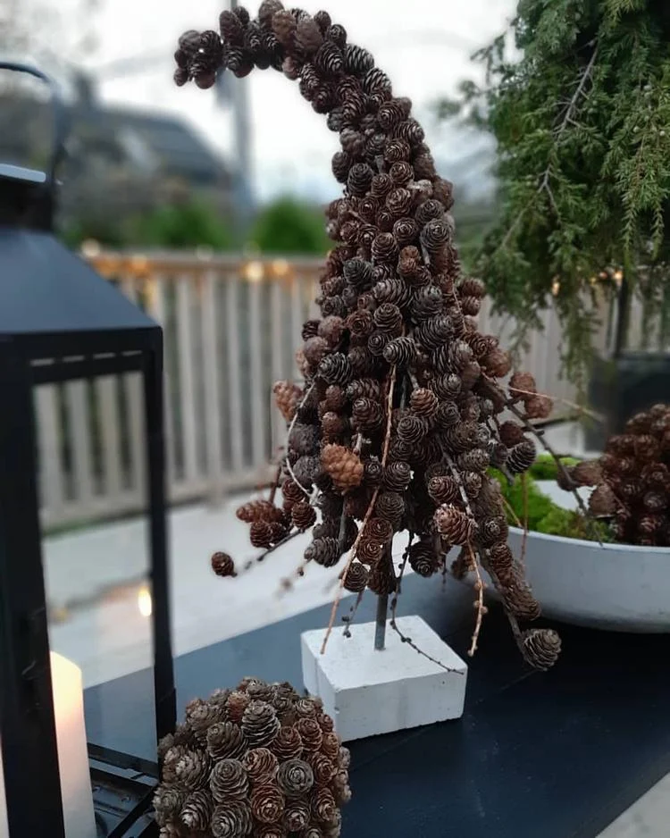 DIY Tischdeko für draußen im Winter Mini Bäumchen aus Zweigen und Zapfen