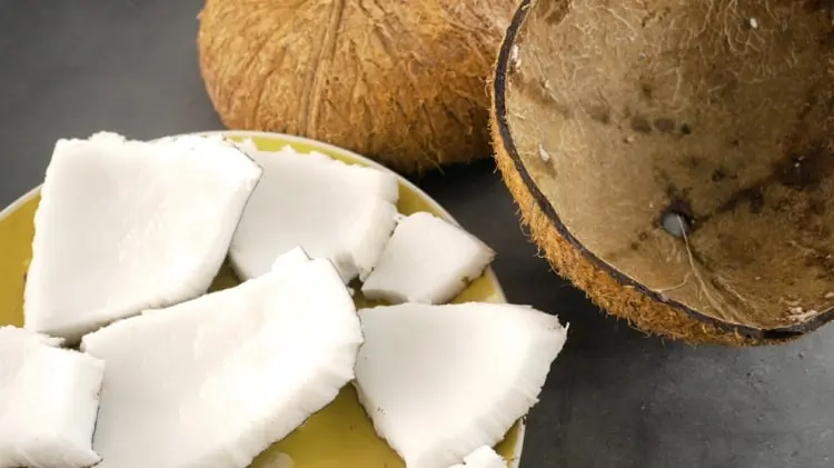 Einfach Fruchtfleisch aus Kokosnüssen herausschneiden