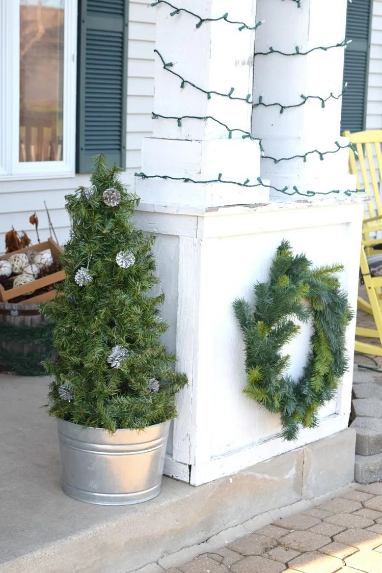 Einfache Weihnachtsdeko für draußen basteln DIY künstlicher Tannenbaum