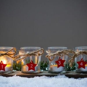 Einfacher DIY Adventskranz aus Glas-Teelichthaltern