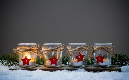 Einfacher DIY Adventskranz aus Glas-Teelichthaltern