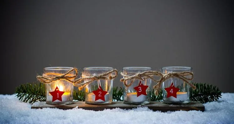 Einfacher DIY Adventskranz aus Glas-Teelichthaltern