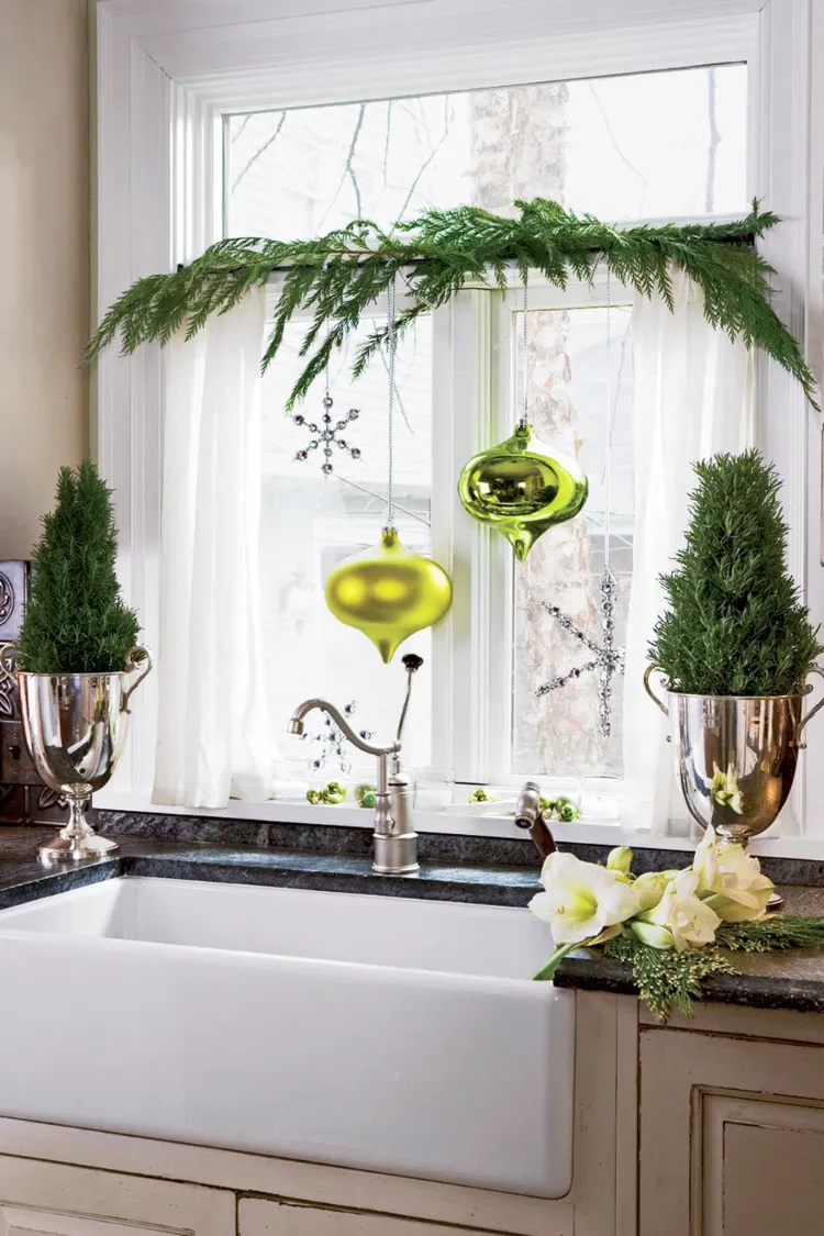 Fensterdeko 2021 Weihnachten mit Tannengrün dekorieren Bilder