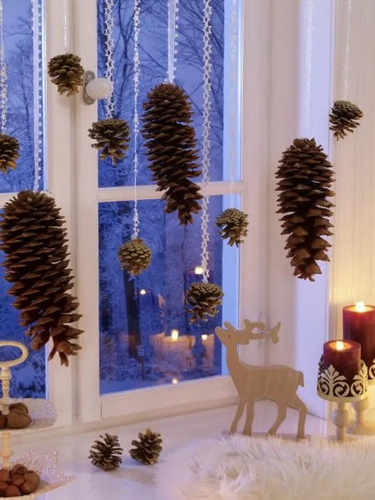 Fensterdeko Weihnachten 2021 mit Tannenzapfen basteln Weihnachtsdeko