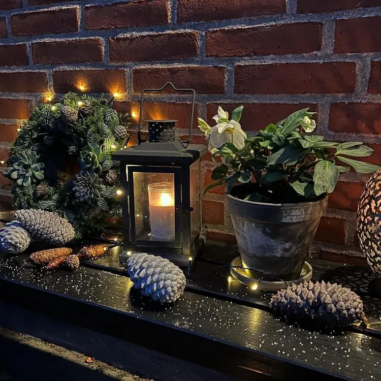 Gartentisch Deko im Winter mit Lichtern