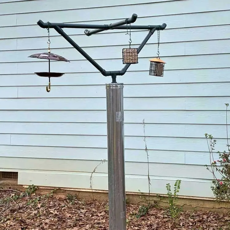 Gerüst aus Rohren auf einer Metallsäule als Futterstation mit Schutz vor Eichhörnchen