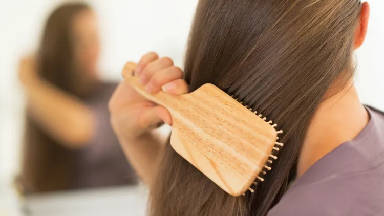 Haarbürste reinigen Holz Haare aus der Haarbürste entfernen Tipps