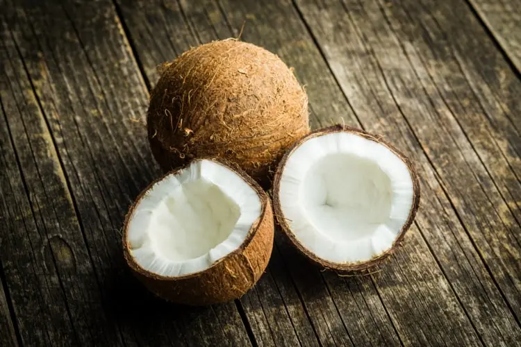 Halbe Kokosnüsse aushöhlen und Fruchtfleisch gleich essen oder zum Kochen verwenden