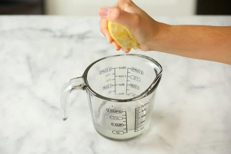 Hausmittel Zitrone zur Reinung von Heißluftfritteuse