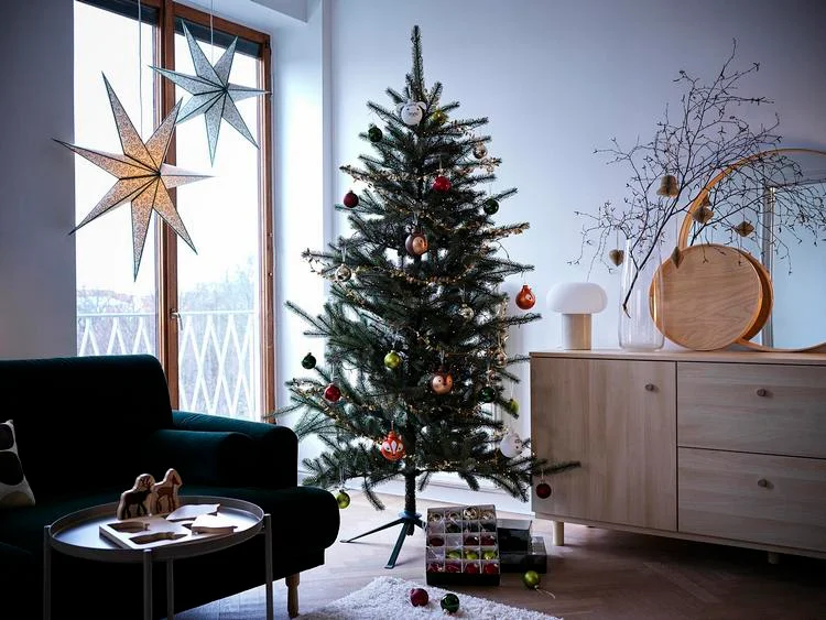 Ikea Weihnachten 2021 geschmückter Weihnachtsbaum hängende Papiersterne am Fenster