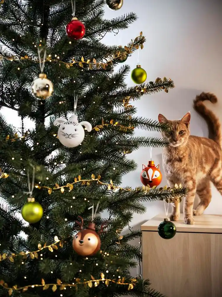 Ikea Weihnachtsdeko Christbaumkugeln in klassischen und natürlichen Farben