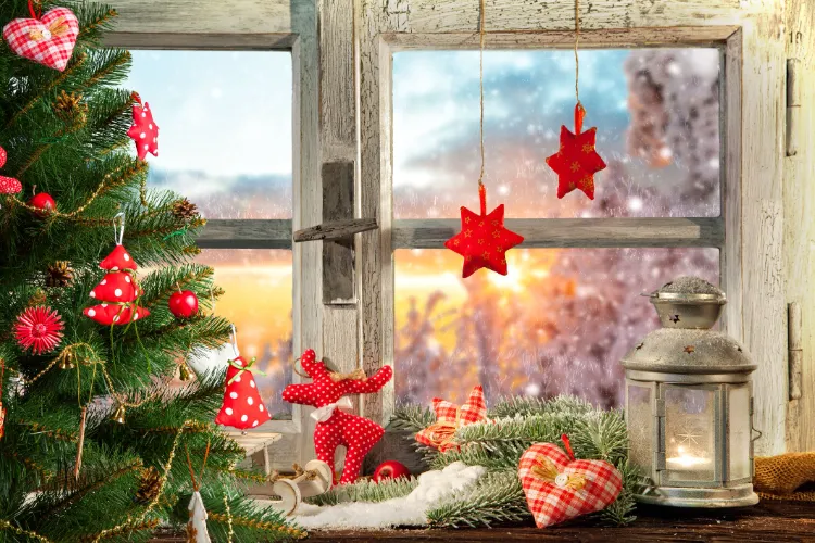 Kerzen Fensterdeko Weihnachten 2021 mit Tannengrün dekorieren Bilder