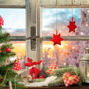 Kerzen Fensterdeko Weihnachten 2021 mit Tannengrün dekorieren Ideen