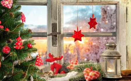 Kerzen Fensterdeko Weihnachten 2021 mit Tannengrün dekorieren Ideen