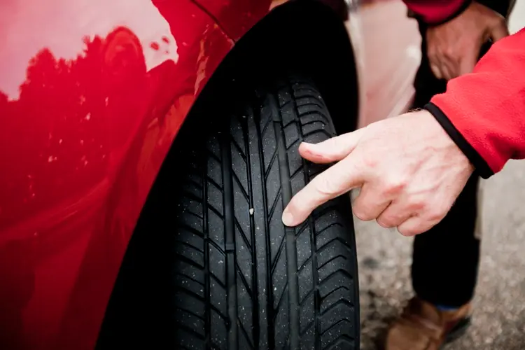 Kontrollieren Sie Ihre Reifen regelmäßig auf ihre Profiltiefe und unterschiedliche Abnutzungserscheinungen