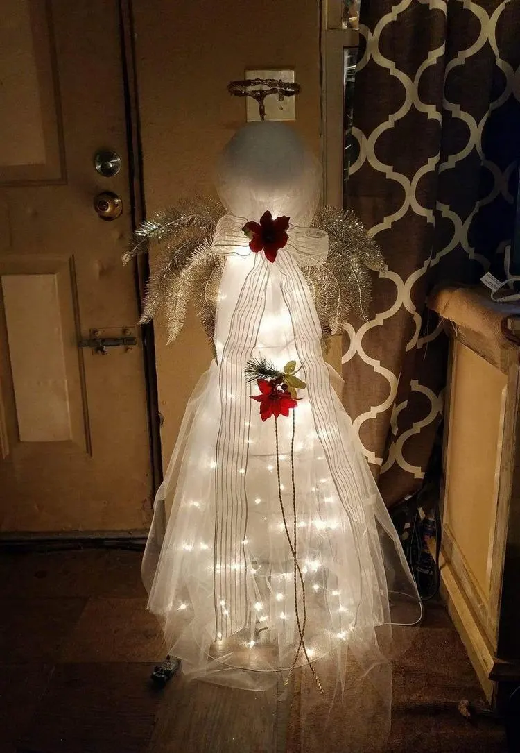 LED Weihnachtsdeko basteln Engel aus Tomaten-Rankturm