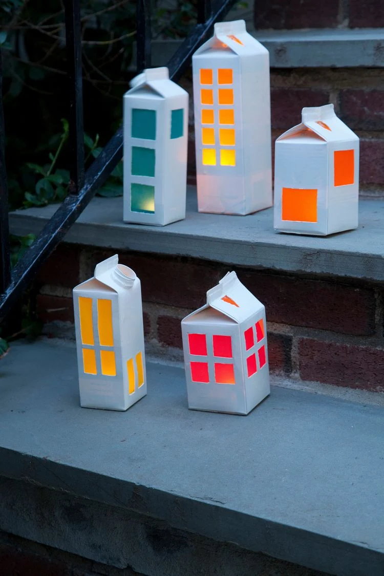 Laternen als Mini Häuser aus Milchkartons basteln zum Martinstag