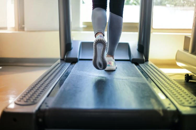 Laufen auf dem Laufband im eigenen Fitnessstudio zu Hause
