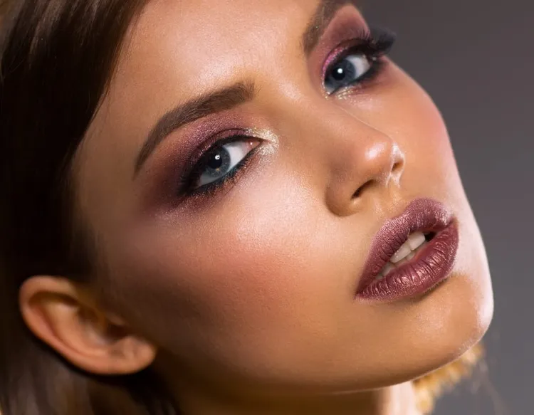 Lippenstift als Rouge verwenden Make-up Hacks