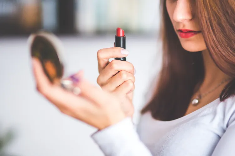 Lippenstift anders verwenden Make-up Hacks