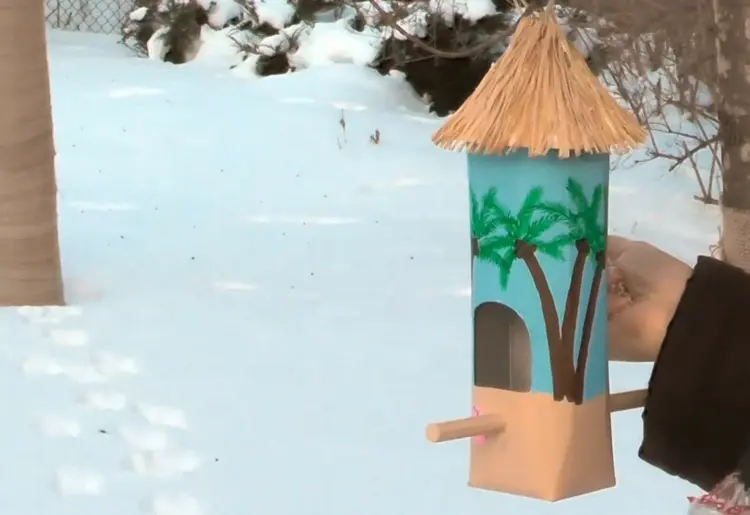 Lustige Idee für Tetra-Karton als Futterhäuschen mit Sommer-Flair - Strohdach für das Vogelhaus basteln