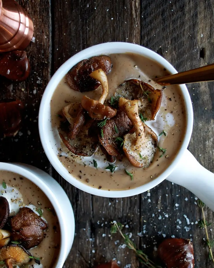 Maronensuppe zubereiten mit saisonalen Pilzen abschmecken