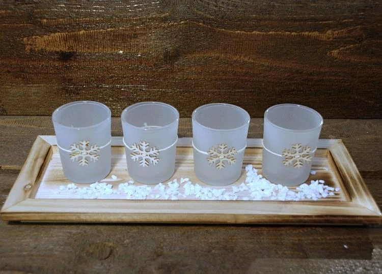Milchglas Teelichthalter für Adventskerzen dekorieren mit Schneeflocken aus Holz