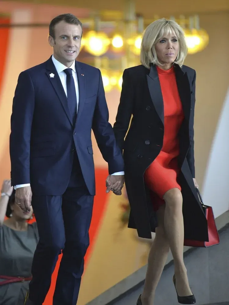Minikleid mit Trenchcoat kombinieren Brigitte Macron Looks Bilder