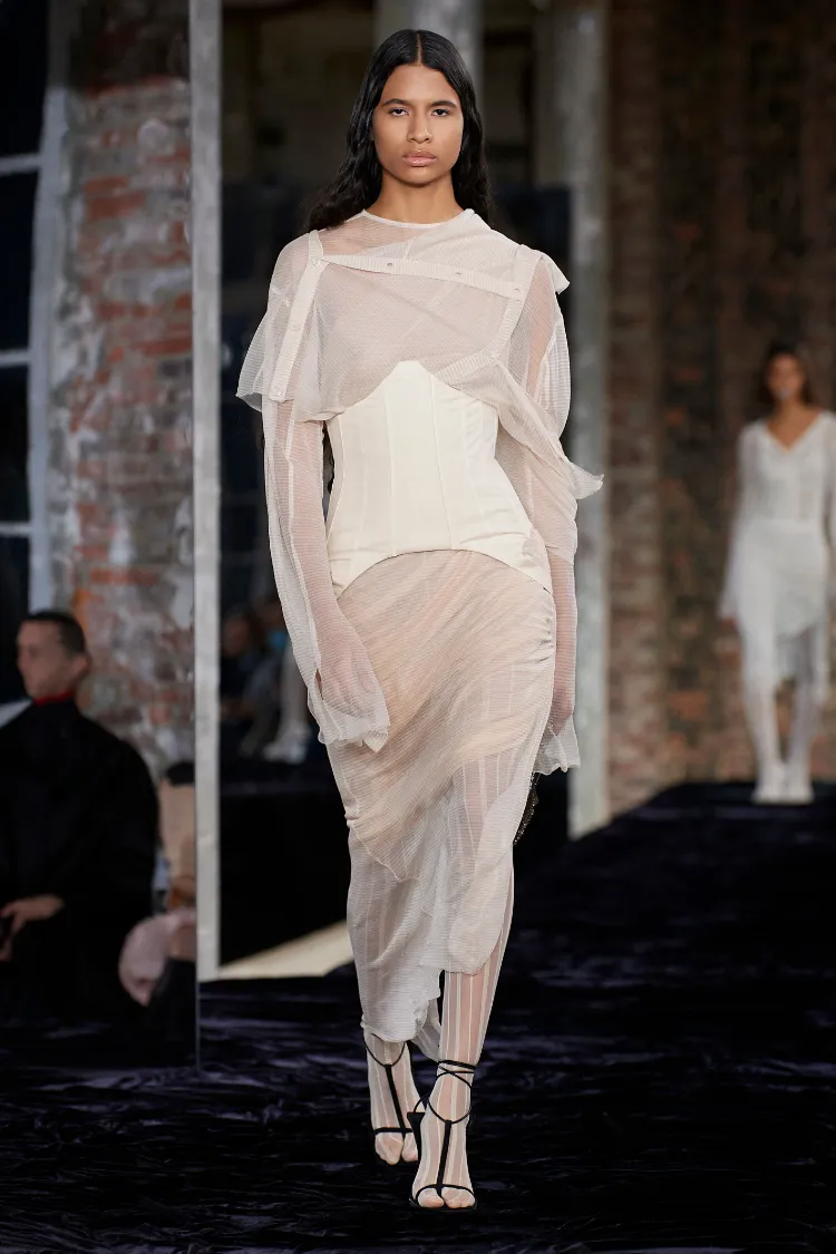 Modetrends 2022 Frühling Kleid mit Korsett kombinieren