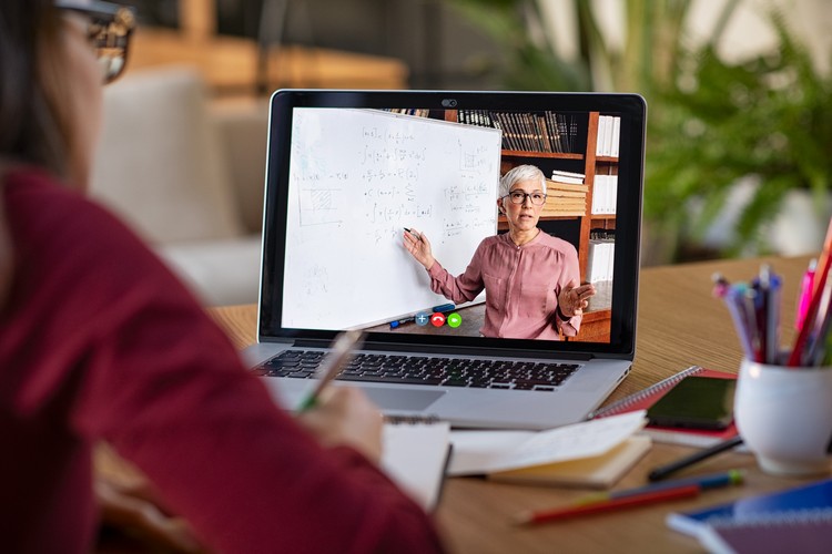 Online studieren neben dem Beruf Fernstudium Vorteile