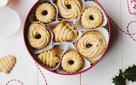 Spritzgebäck Rezept zubereiten und fertige Plätzchen richtig aufbewahren