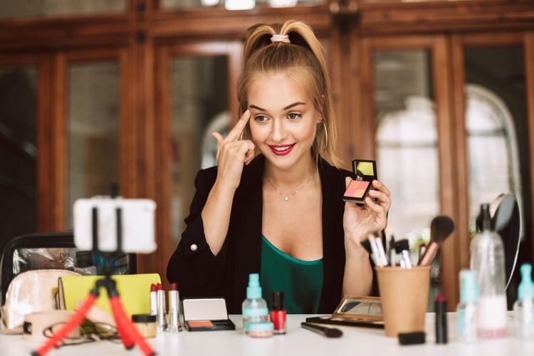 Statement Blush schminken Make-up Trends Herbst 2021