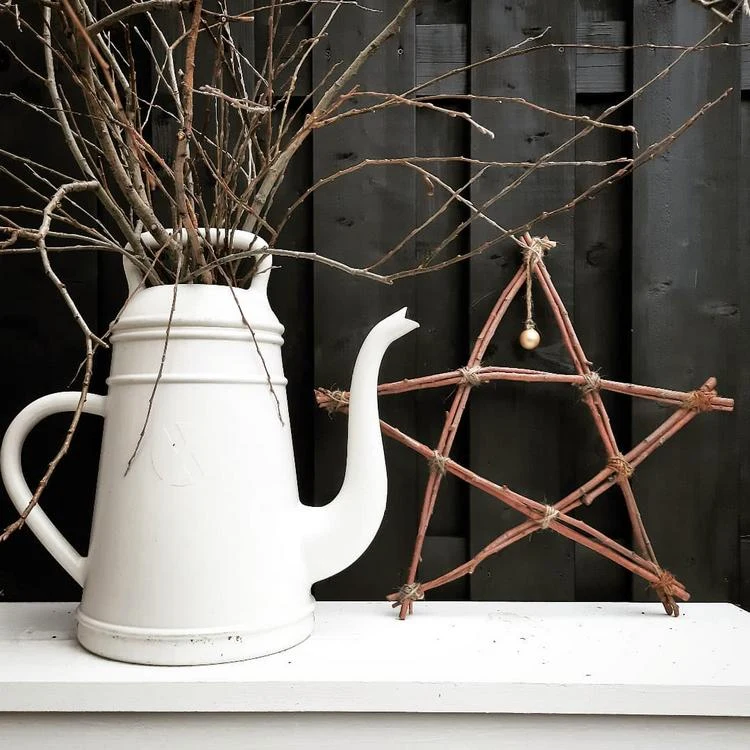 Tischdeko für draußen im Winter selber machen aus Zweigen DIY Stern und Vase aus Teekanne