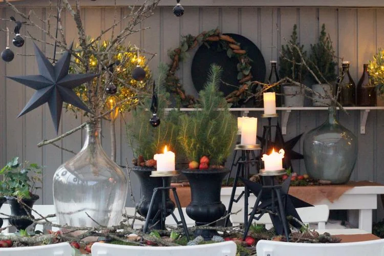Tischdeko mit Kerzen für den Terrassentisch