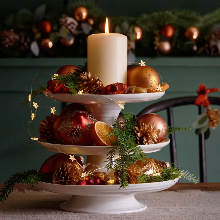 Tischdeko mit Weihnachtskugeln puristische Weihnachtsdeko Bilder