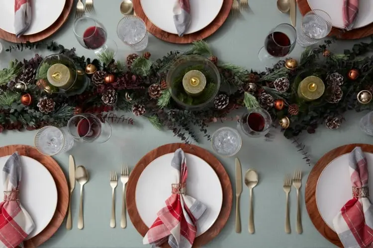 Trendfarben Weihnachten 2021 - Tischdeko Idee in Rot, mit Naturfarben und Holz