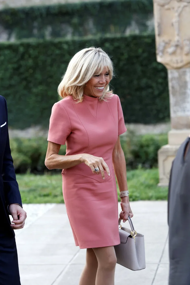 Trendfarben Winter 2021 Brigitte Macron Outfits Kleider