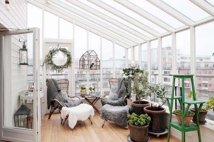Überdachte Terrasse winterlich dekorieren im skandinavischen Stil