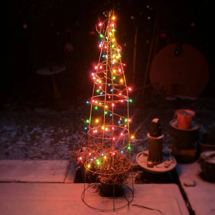 Upcycling Weihnachtsdeko basteln beleuchteten Weihnachtsbaum für draußen