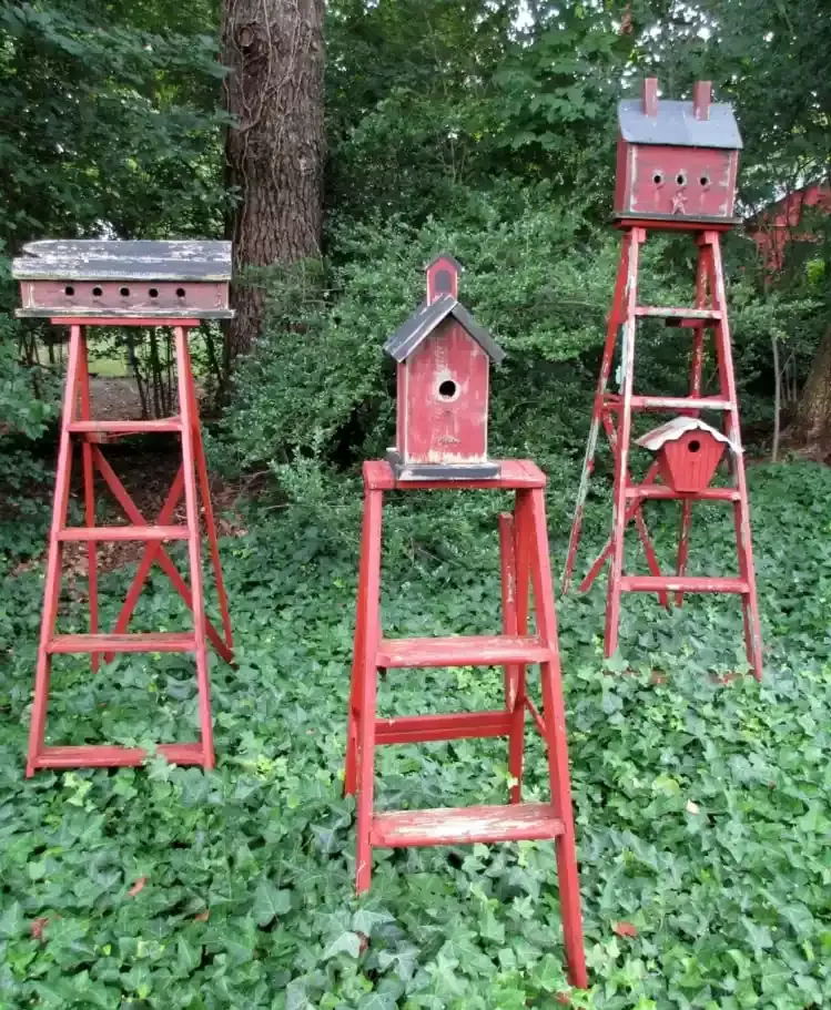 Vogelhausständer aus alten Holzleitern für eine nützliche Gartendekoration