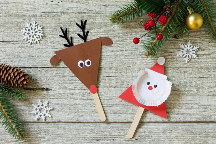 Weihnachtsbasteln für 2 jährige Kinder einfache Stabpuppen Rentier Nikolaus basteln
