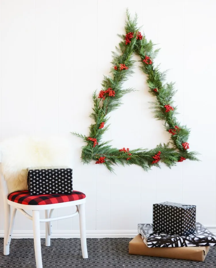 Weihnachtsbaum aus Zweigen selber basteln Wand dekorieren mit Tannengrün