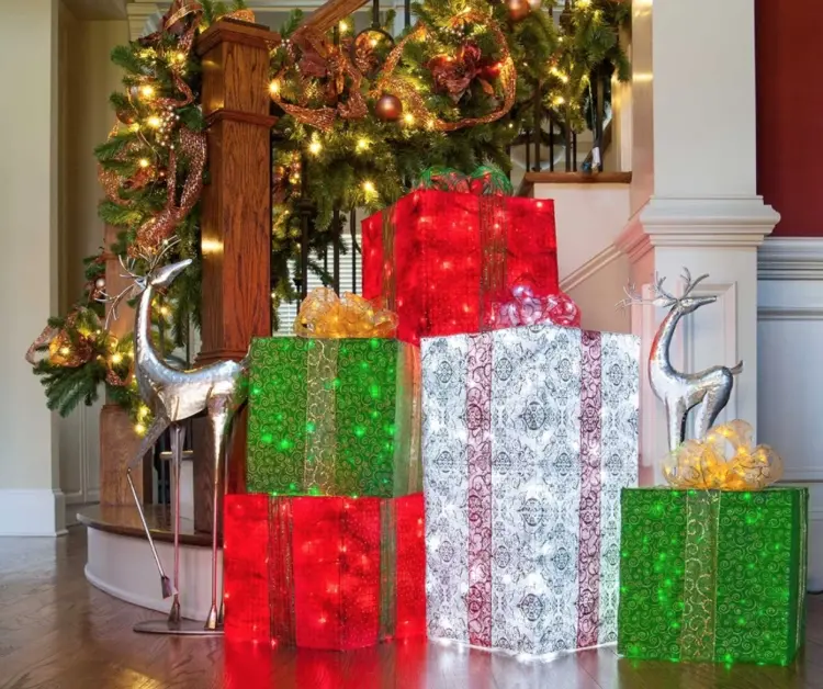 Weihnachtsdeko für die Terrasse - beleuchtete Geschenke
