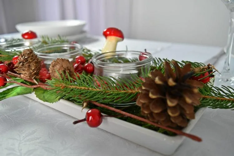 Weihnachtsdekoration für den Tisch Adventskranz mit Teelichtern